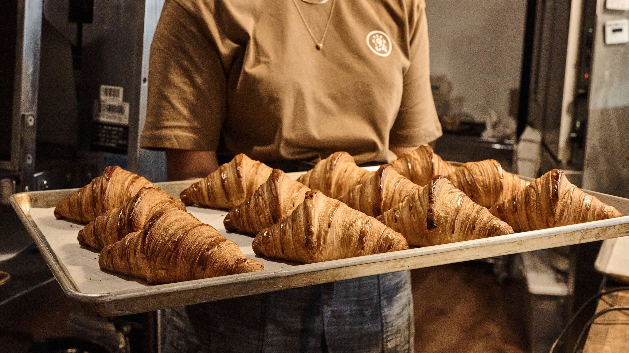 Croissant frais et chandail 94 celcius