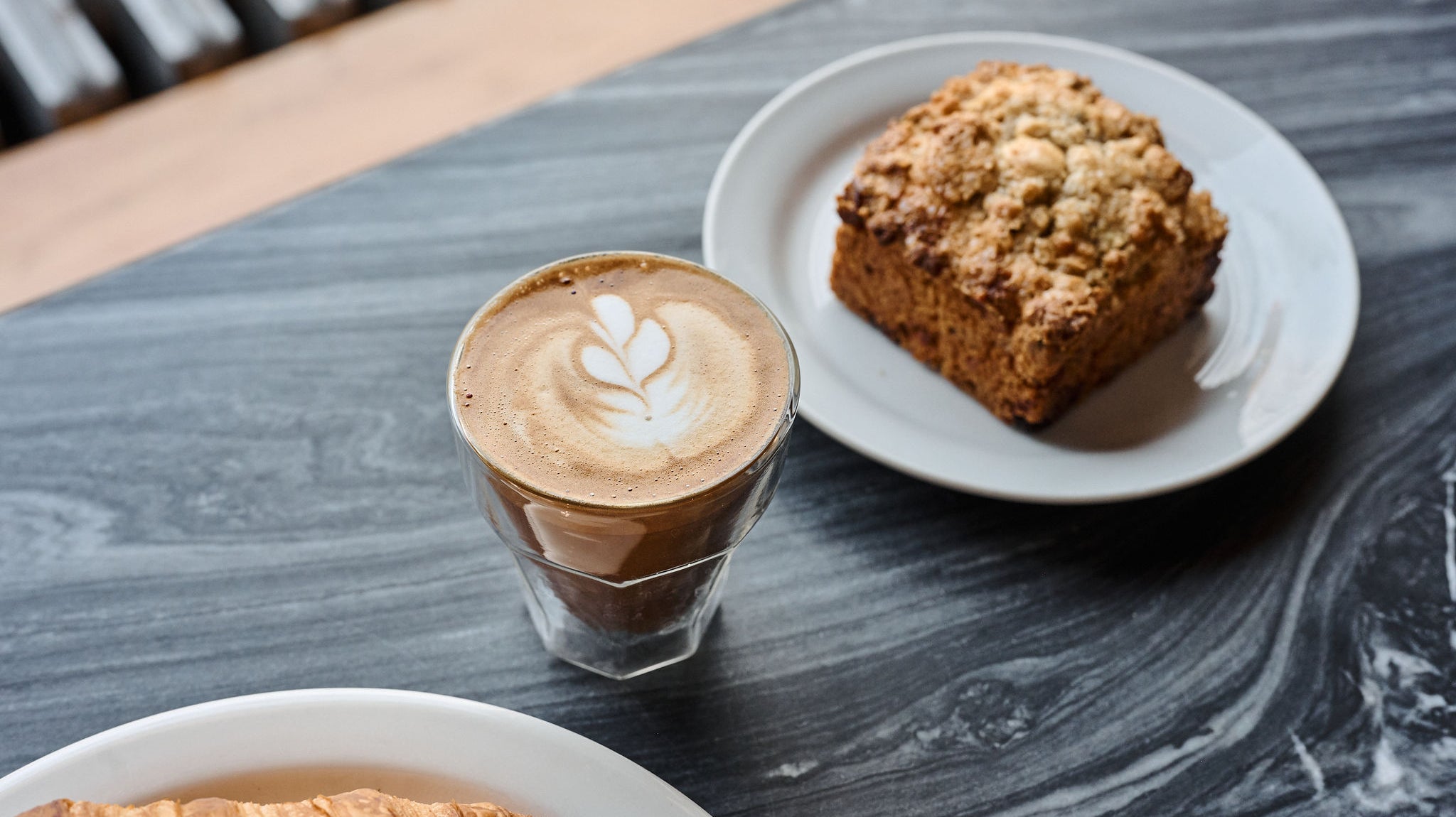 Latté avec croissant et scone sucré