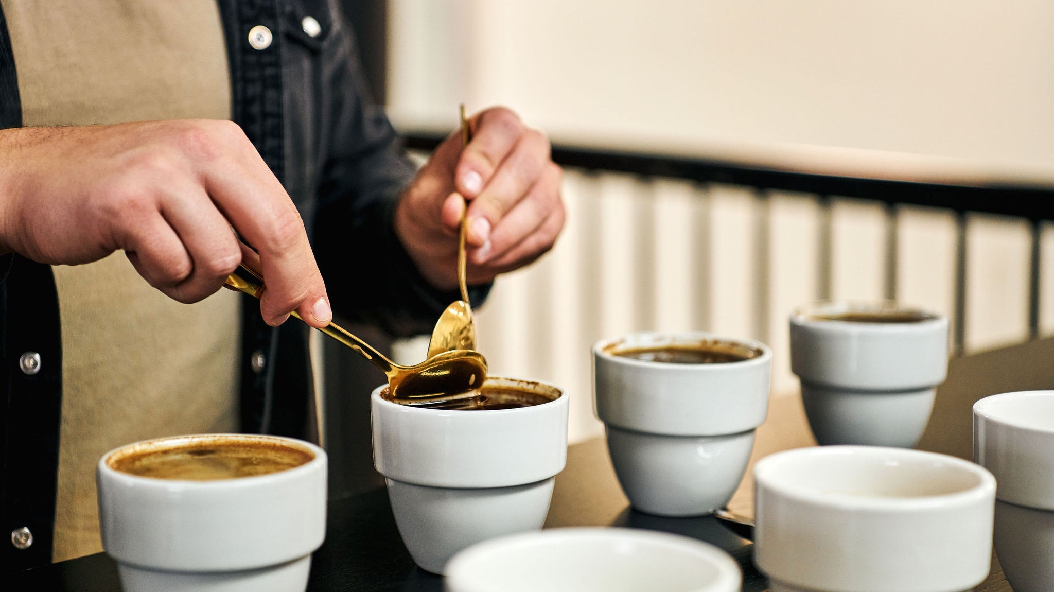 Préparation d'une dégustation de café (Cupping)