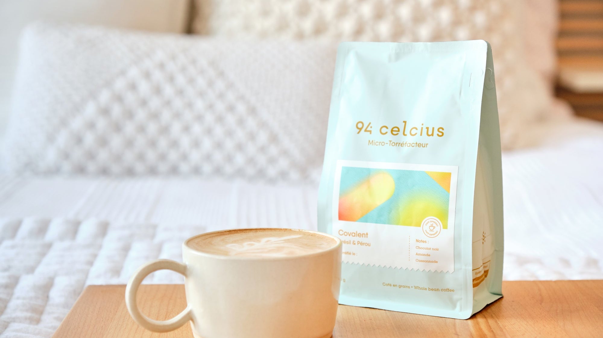 Café latté sur meuble en bois naturel avec sac de café en grains