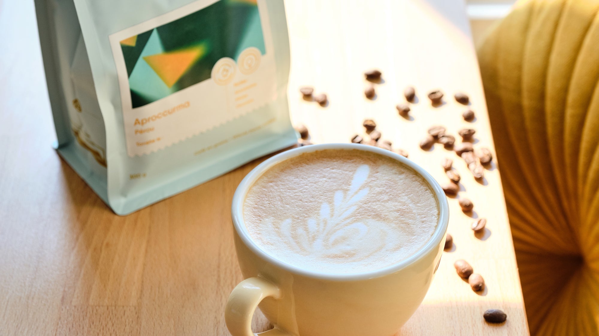 Latté avec un sac de café en grain de 94 celcius