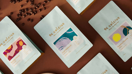 Sac de café avec grains de café de spécialité sur fond brun et bois