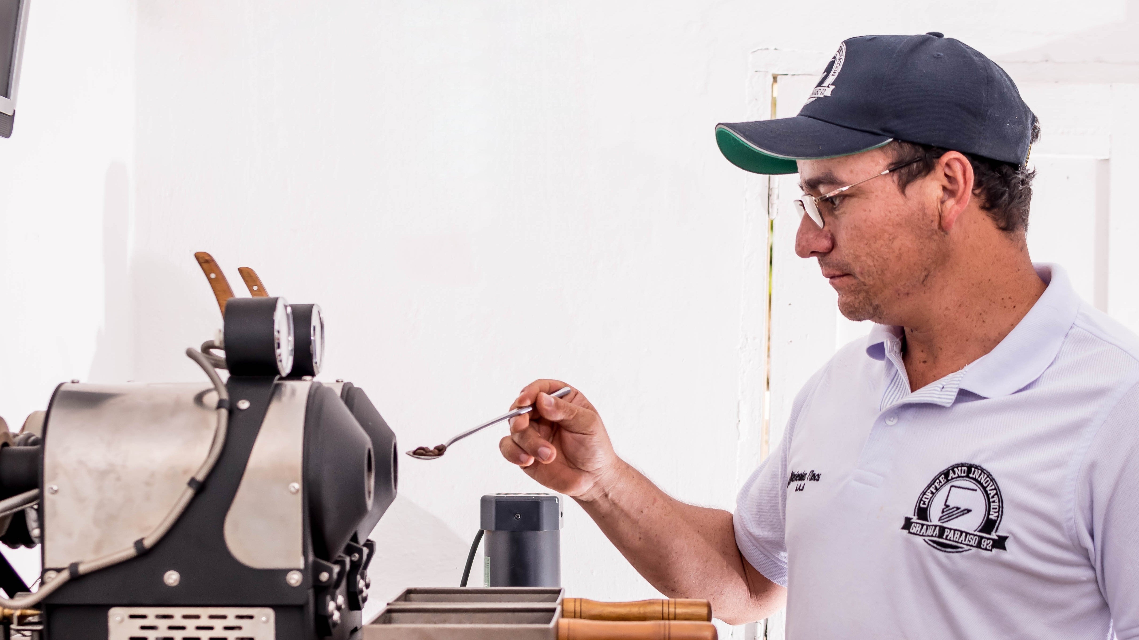 WIlton Benitez en pleine torréfaction de café