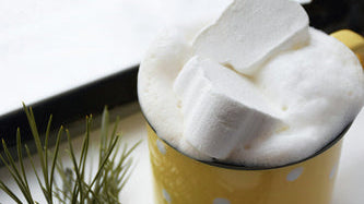 Babyccino ave branche de sapin et guimauve