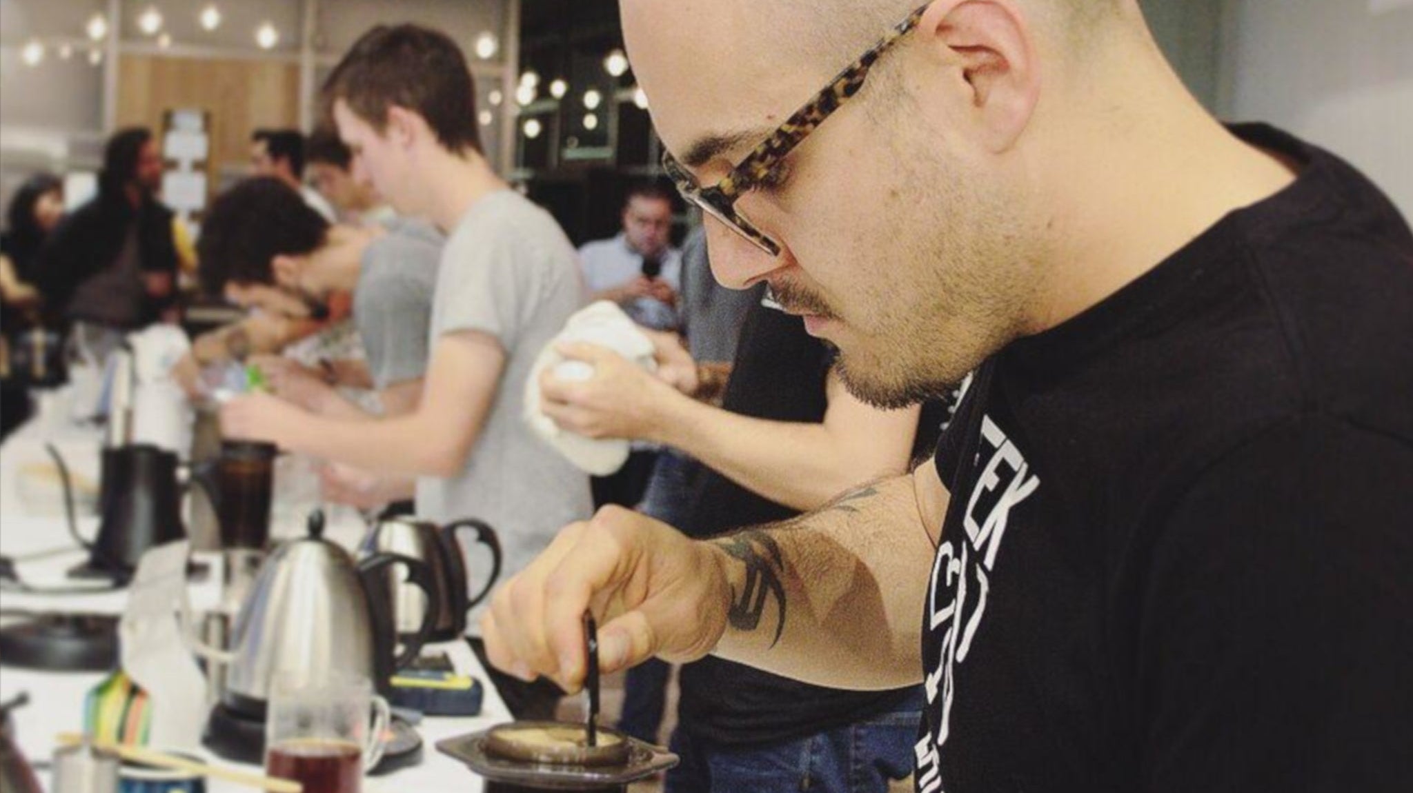 Préparation d'un Aeropress lors d'une compétition