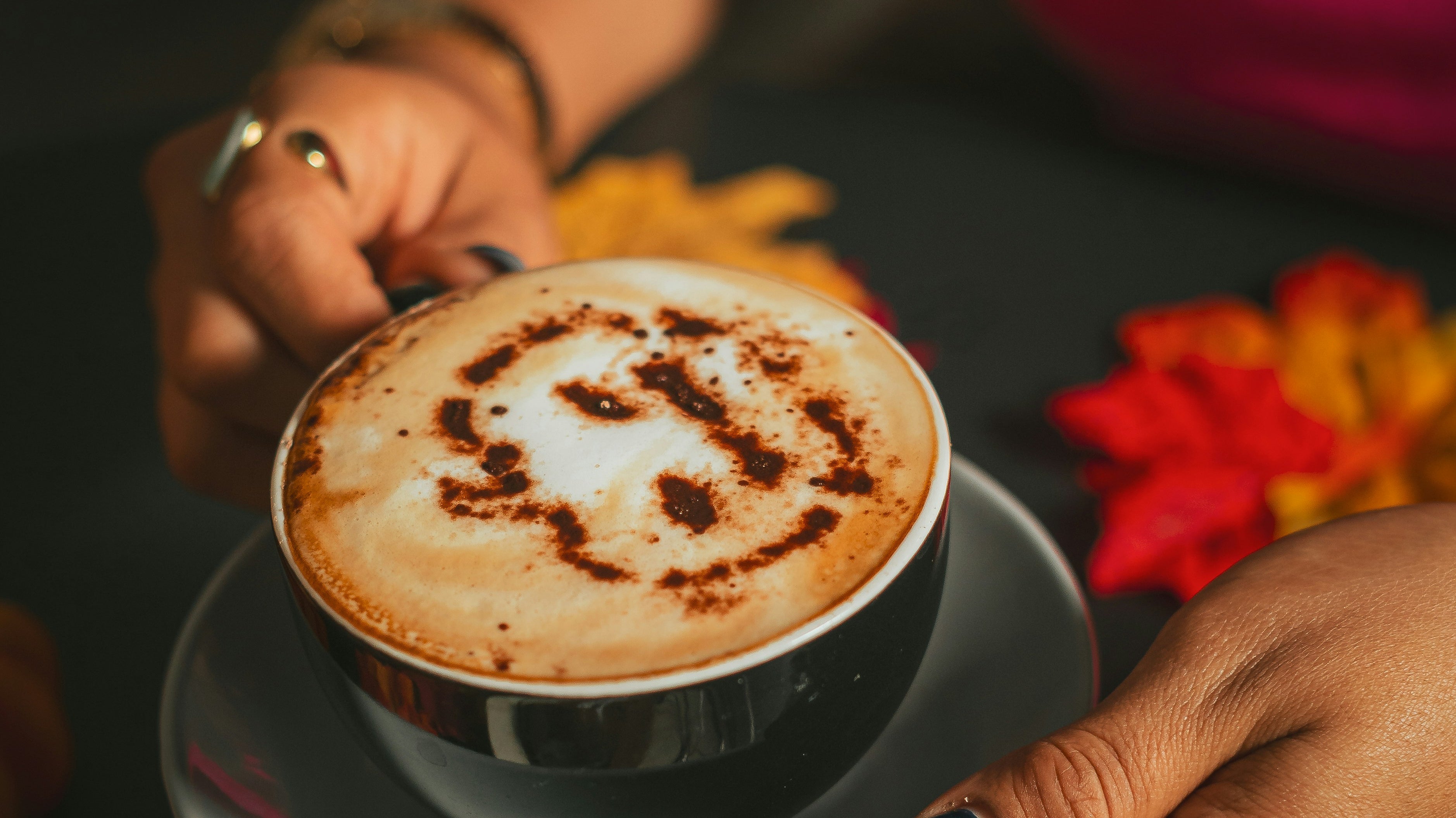 Latté avec citrouille et feuille d'automne