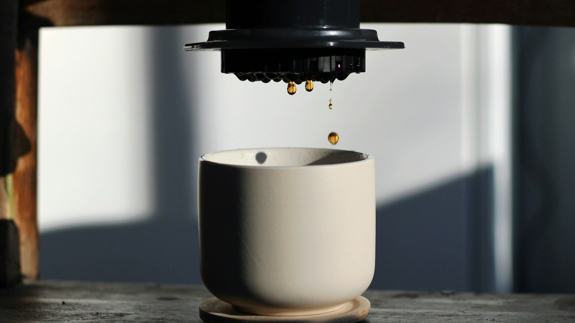 Préparation d'un aeropress dans un verre blanc