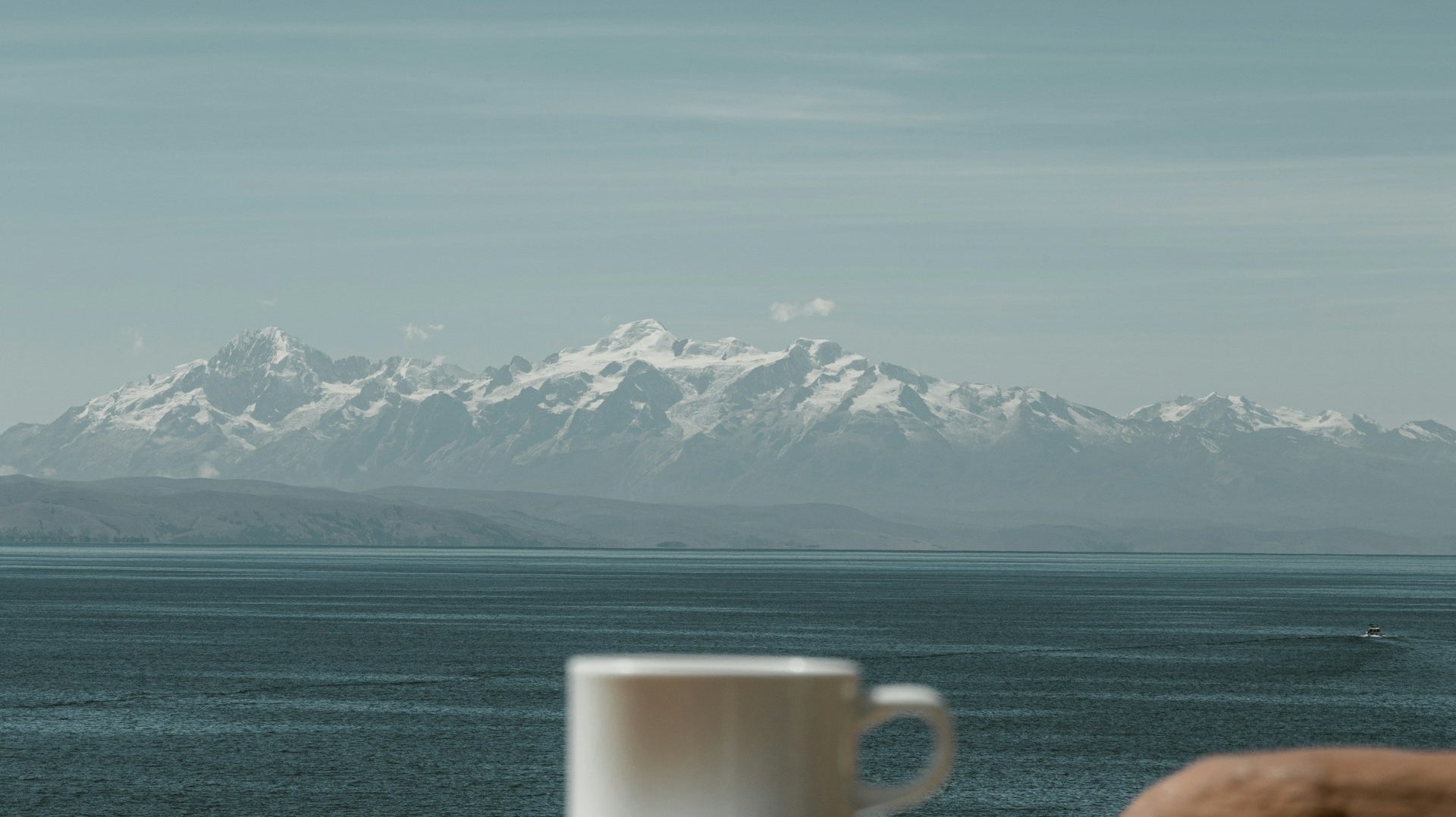 Tasse de café devant une montagne de la Bolivie