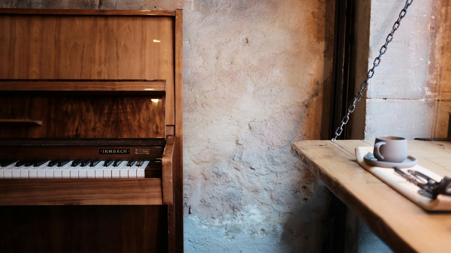 Escape your ritual, café sur le bord d'un piano en voyage