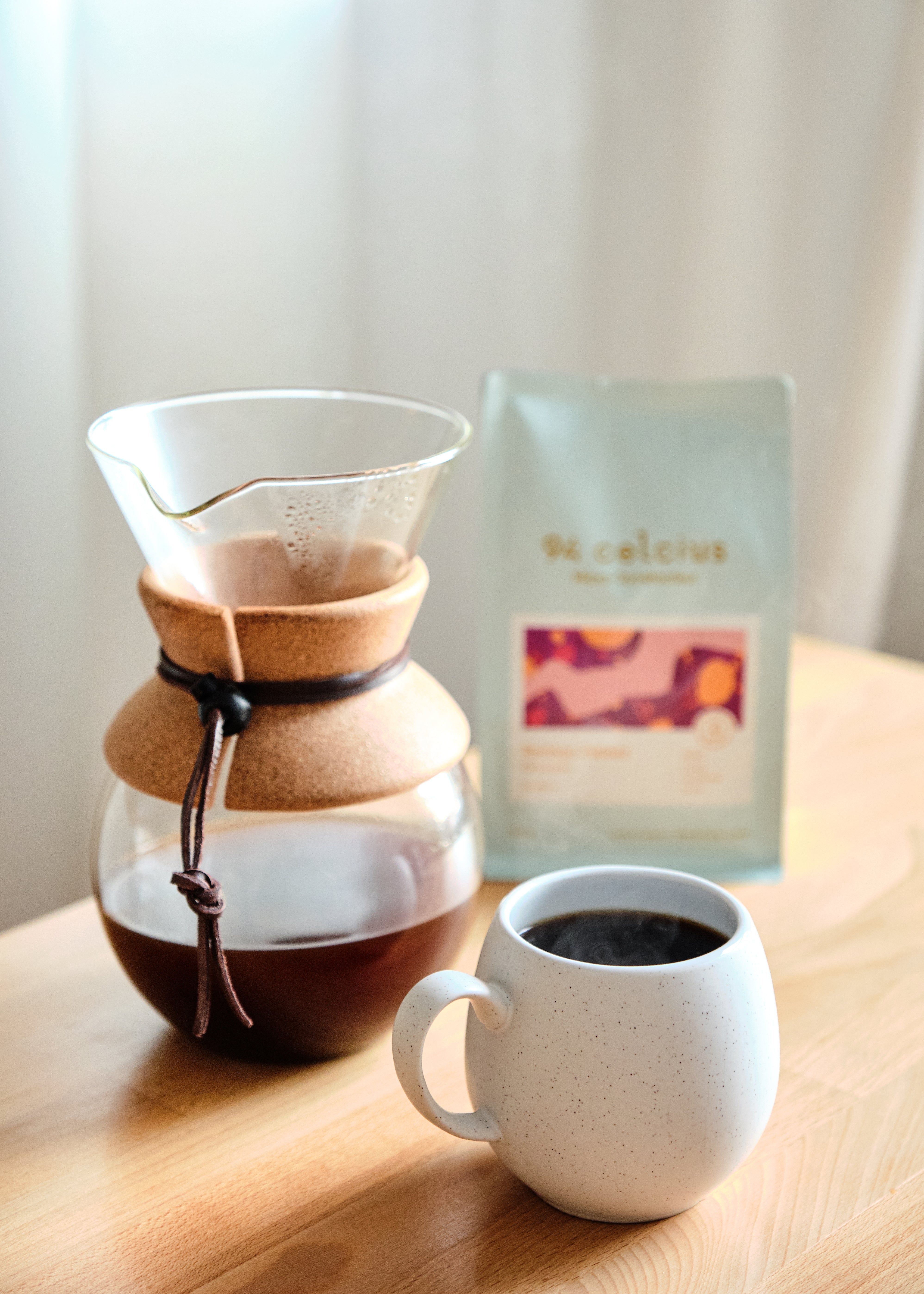 Tassé de café filtre avec un chemex et sac de café de spécialité