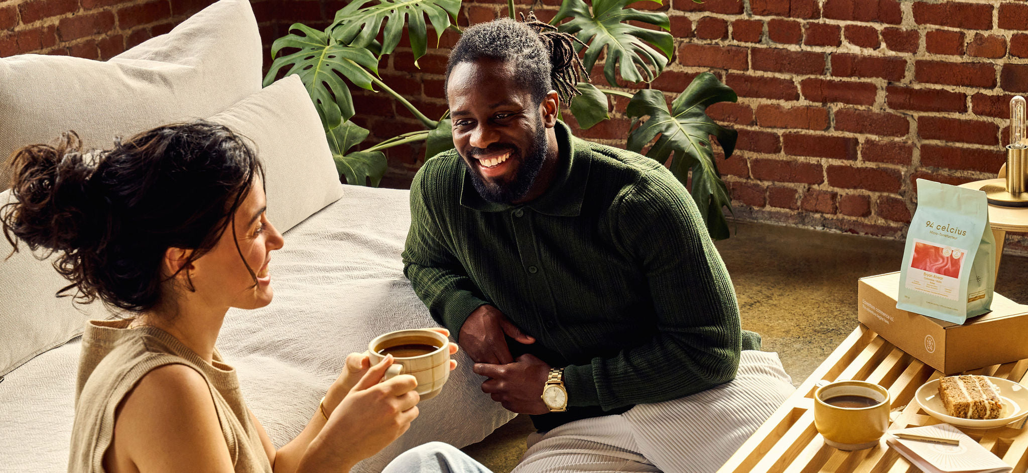 Café de spécialité dégusté au sol en couple