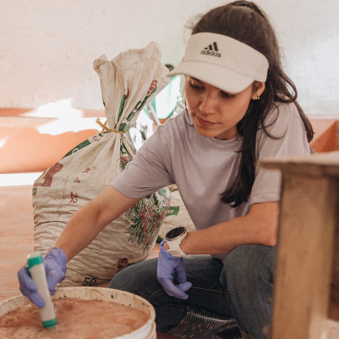 Carolina Ramirez qui surveille la fermentation de son café.