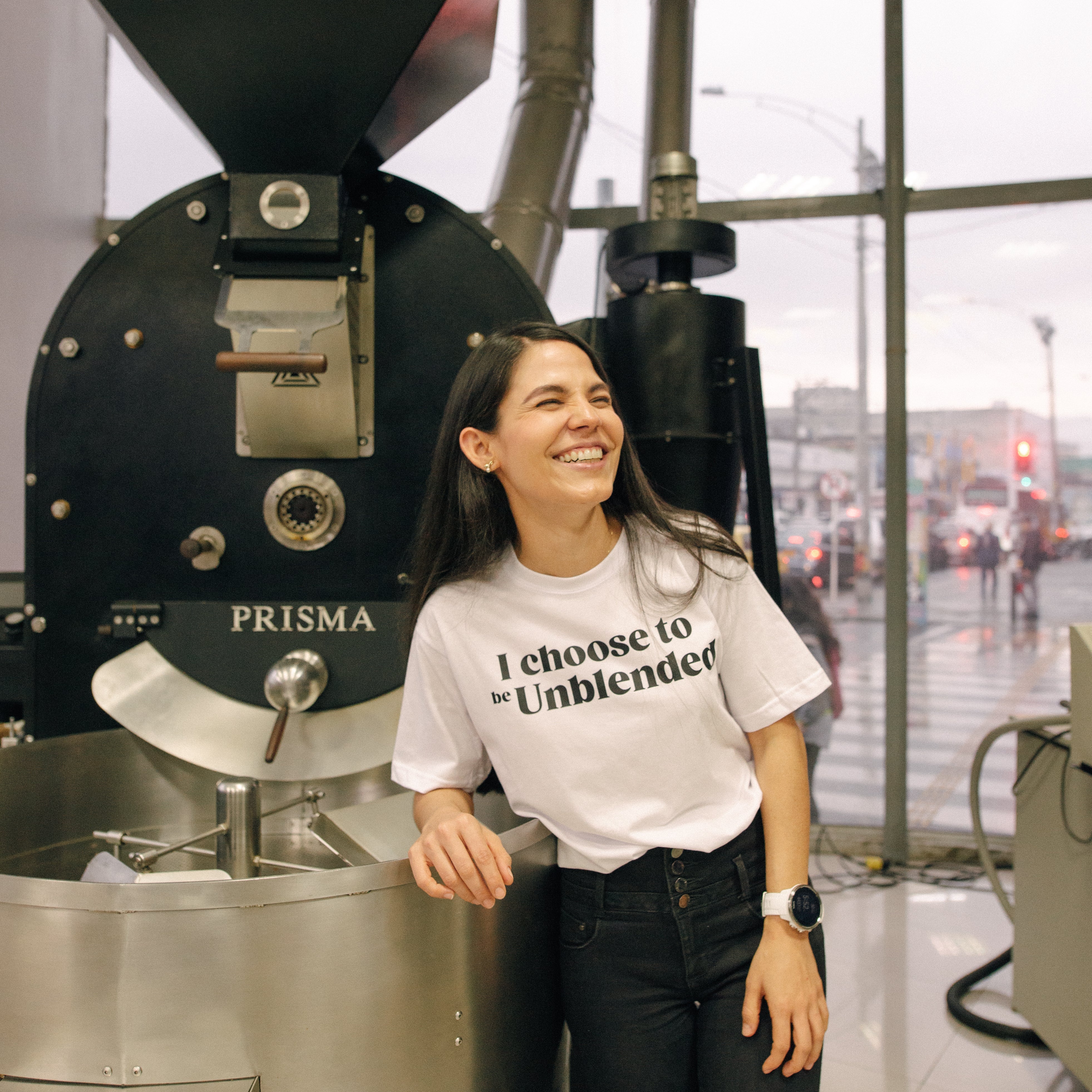 La productrice Caroline Ramiez devant un torréfacteur de café