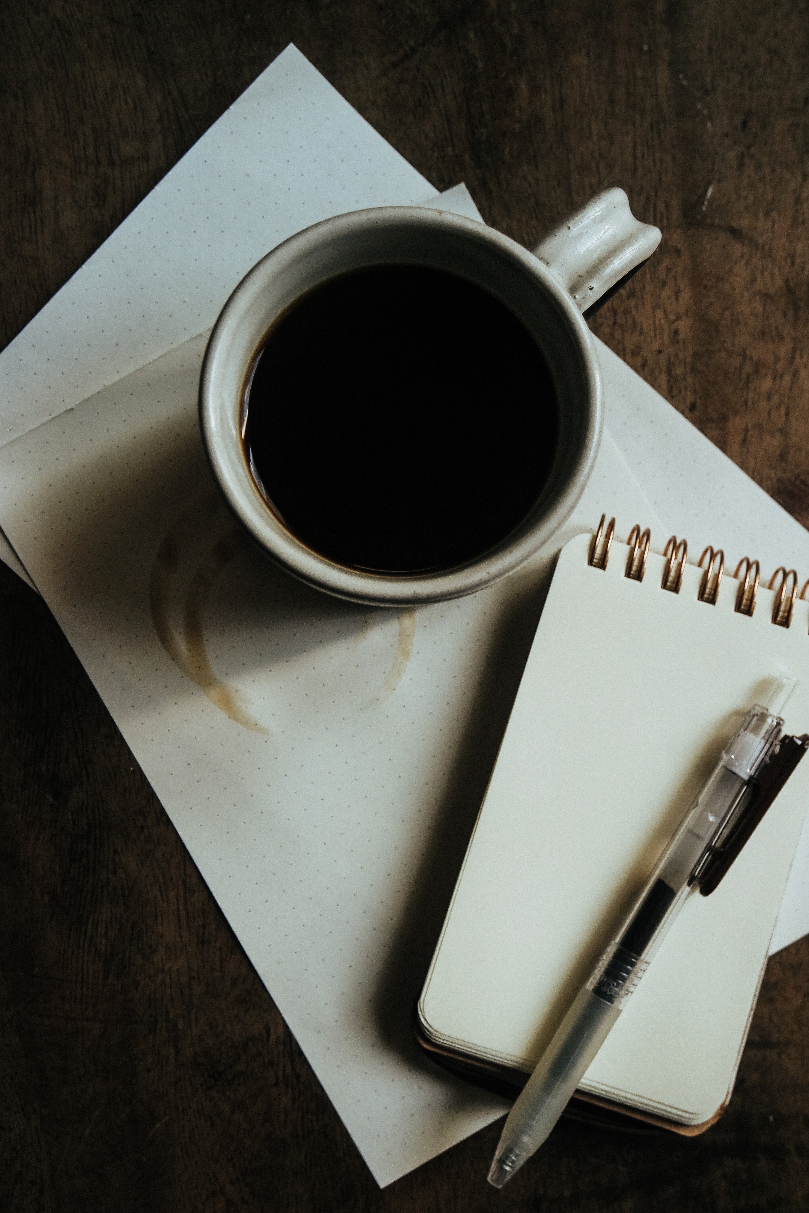 Prise de note sur papier avec crayon et un café