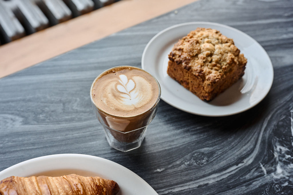 Latté avec croissant et scone sucré