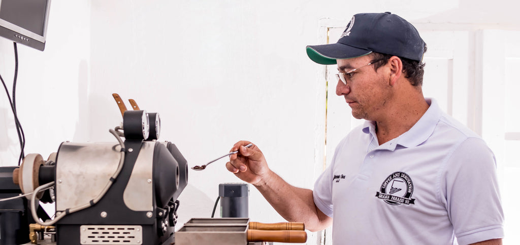 WIlton Benitez en pleine torréfaction de café