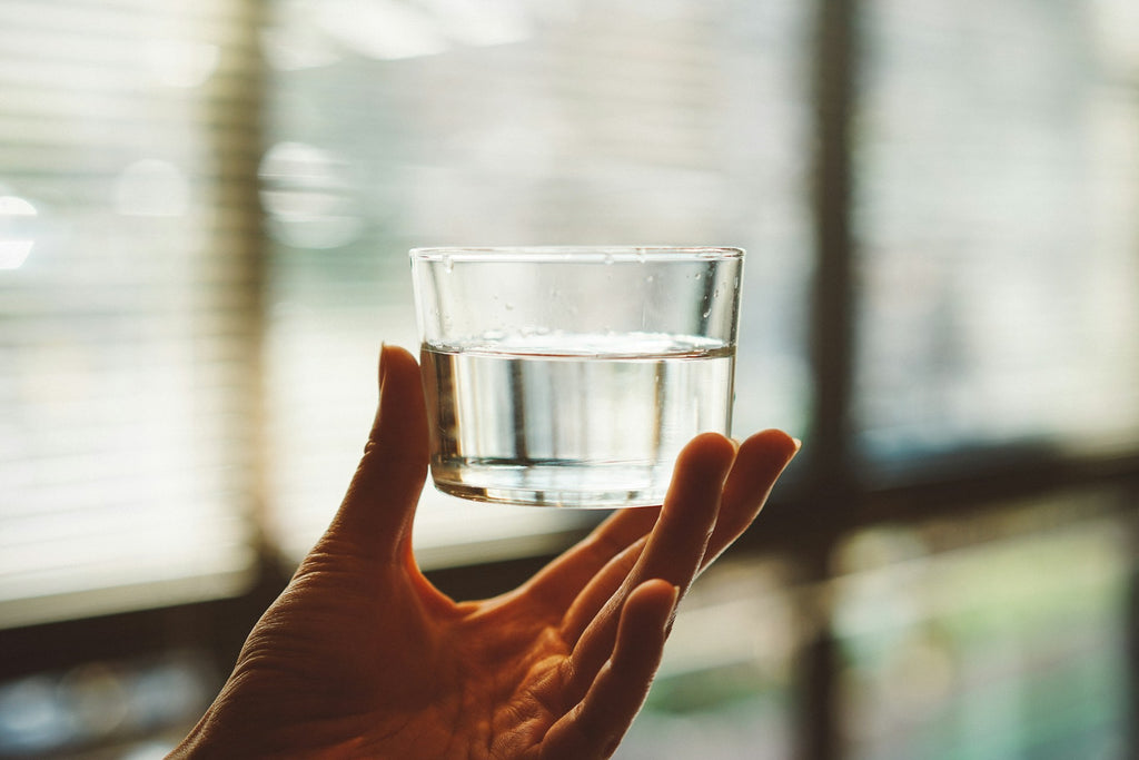 Verre de café avec eau clair