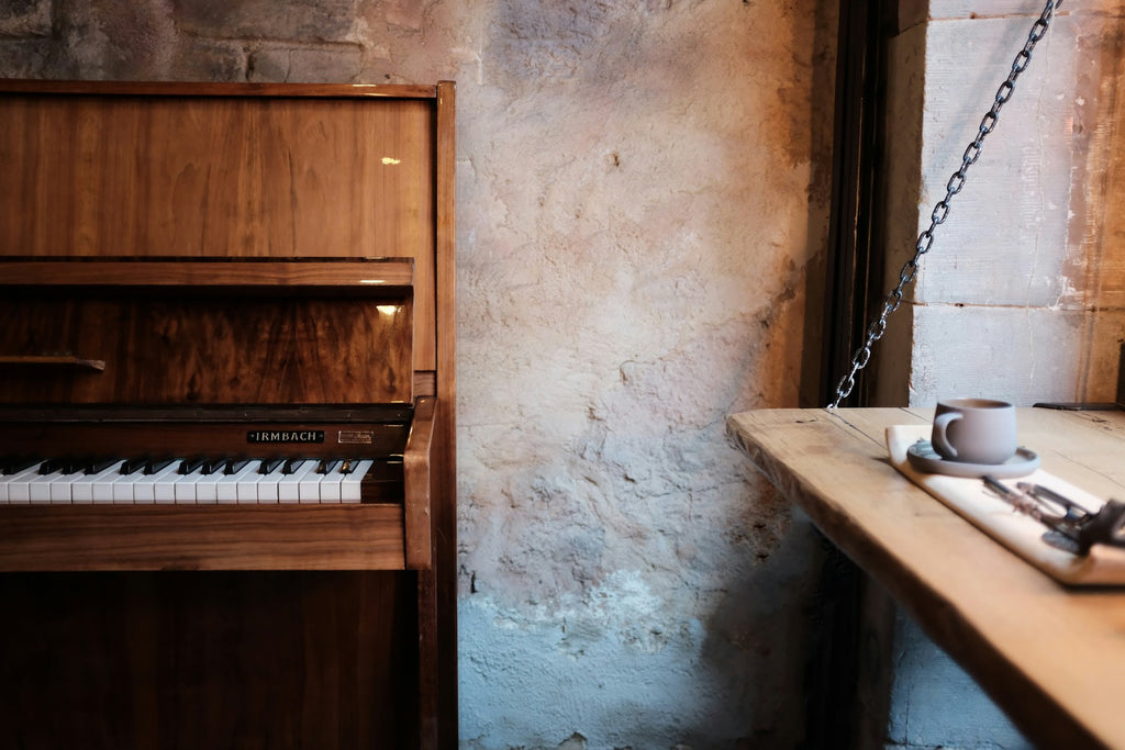 Escape your ritual, café sur le bord d'un piano en voyage