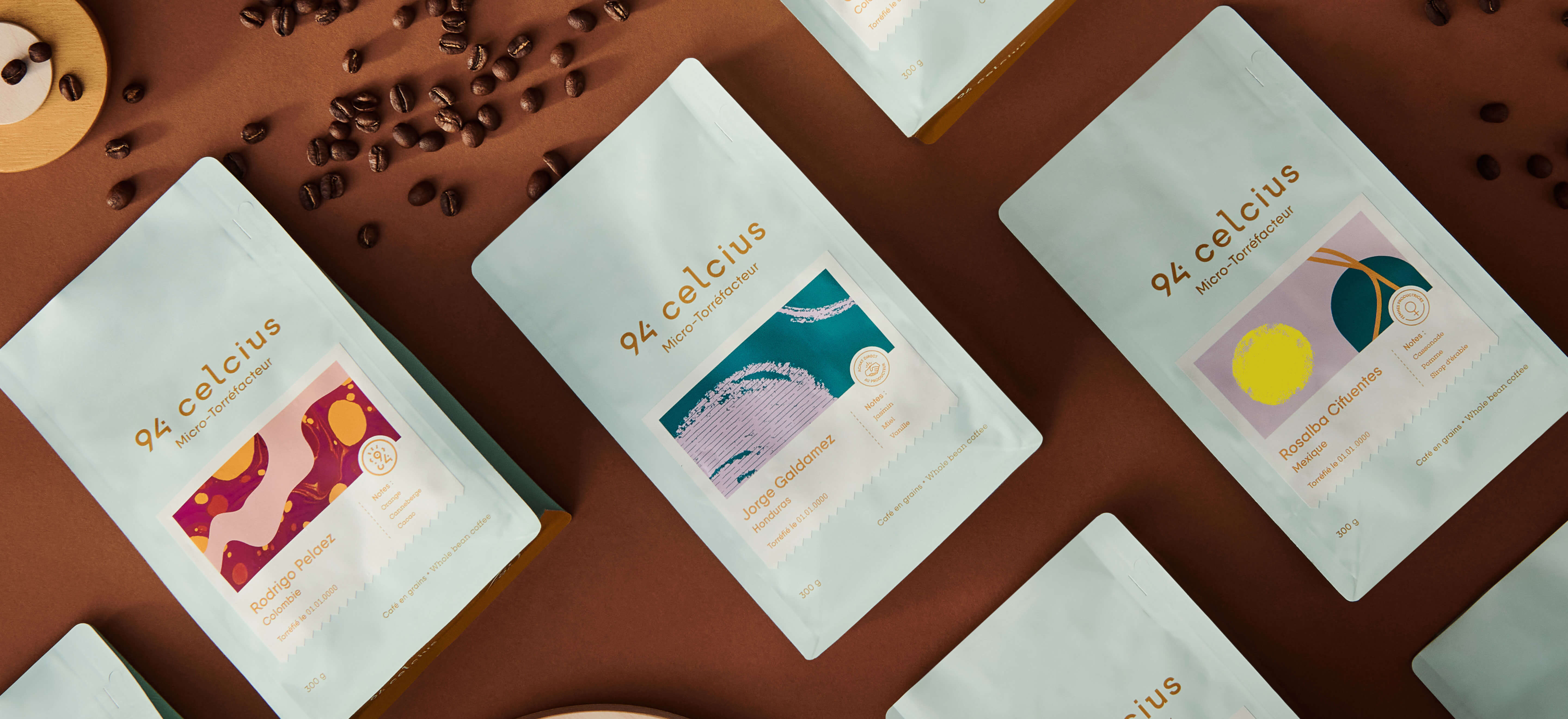 Sac de café de spécialité avec café en grains sur la table