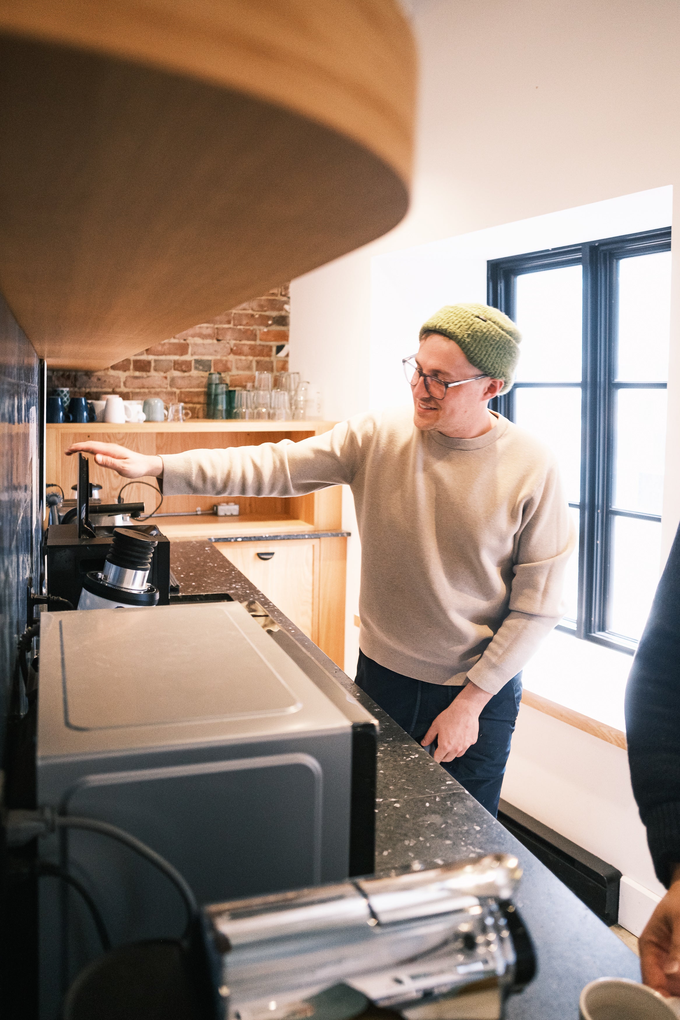 Marc-Alexandre fondateur de 94 celcius prépare un café