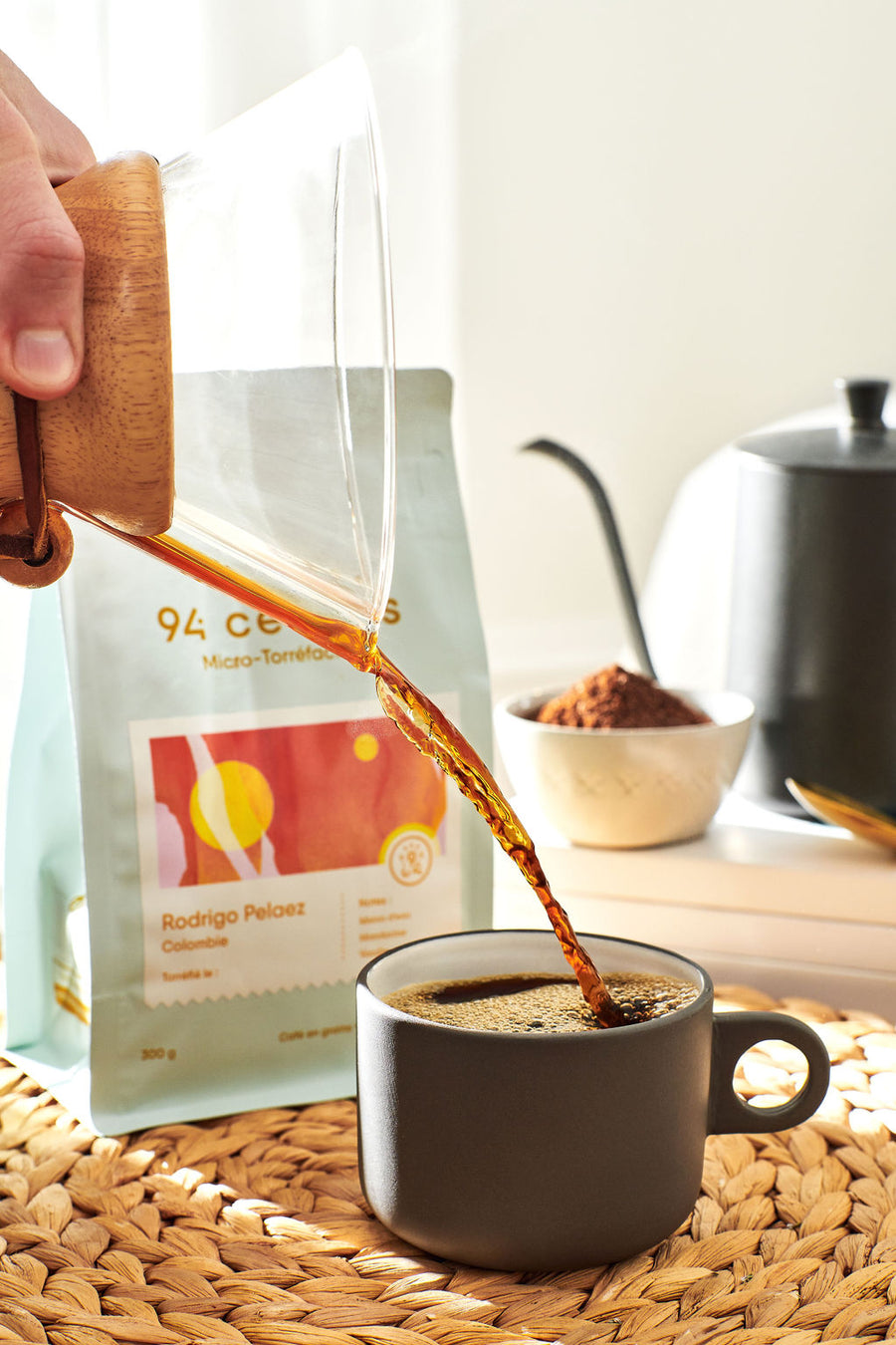 Chemex versé dans une tasse. Un sac de 94 celcius torréfacteur de café est présent au fond de l'image