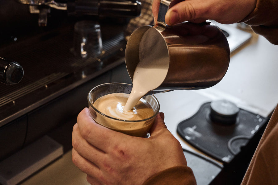 Un cappucino servi par feuilleté café