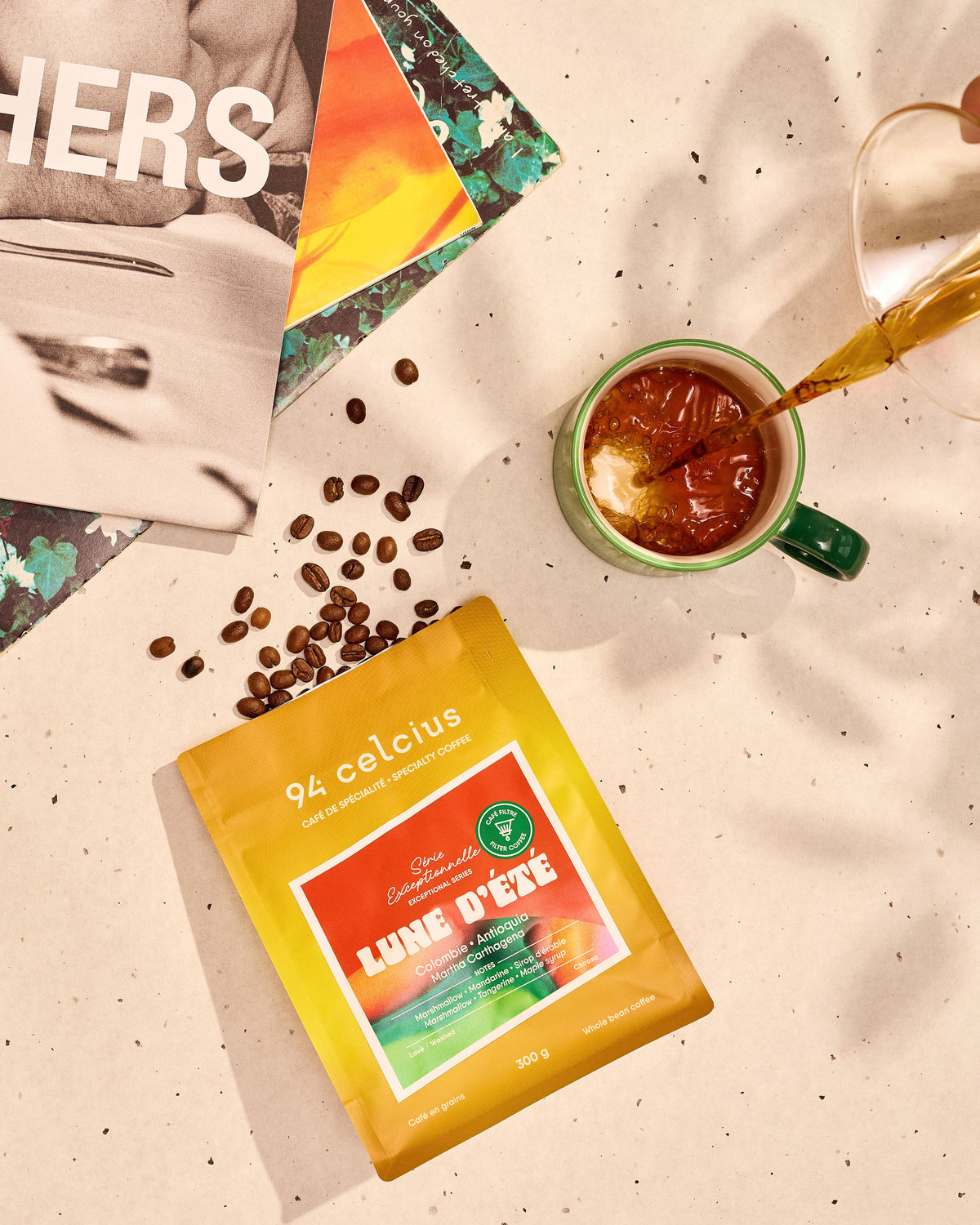 Café de spécialité servi en filtre dans une tasse verte avec un vinyl de Bleacher et un sac jaune de 94 celcius