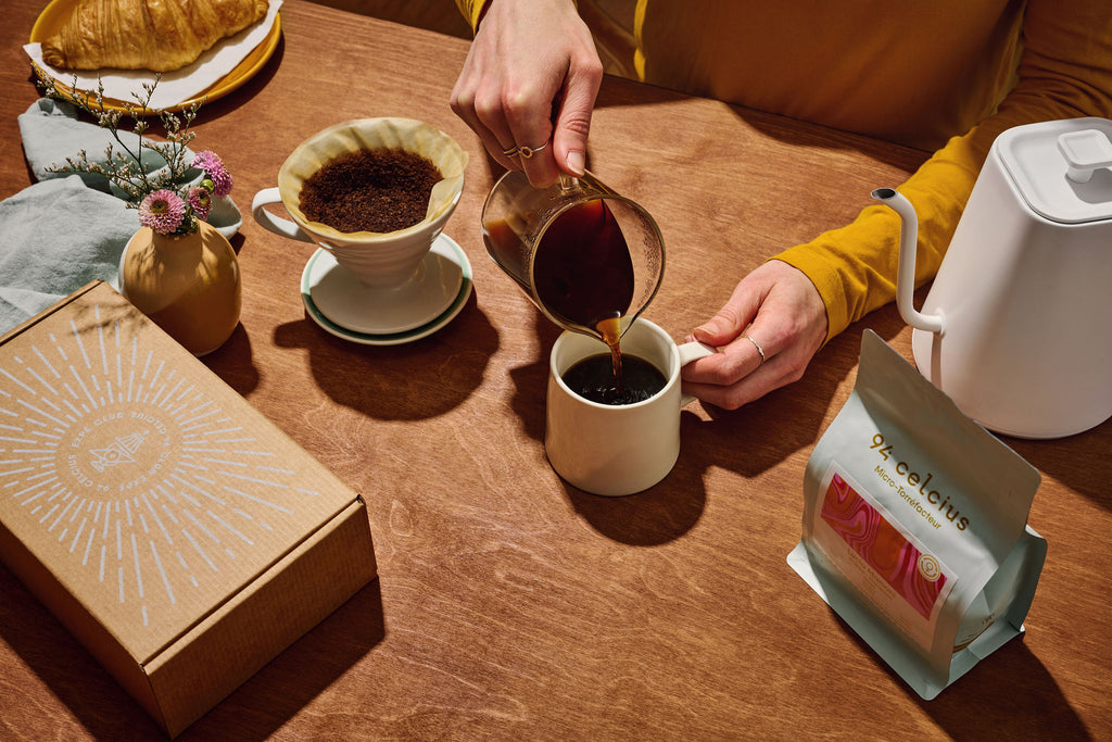 Dégustation de l'abonnement du Club Expé avec un V60 en porcelaine sur table de bois