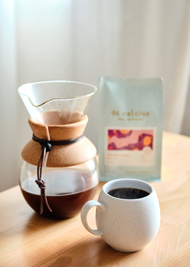 Tassé de café filtre avec un chemex et sac de café de spécialité