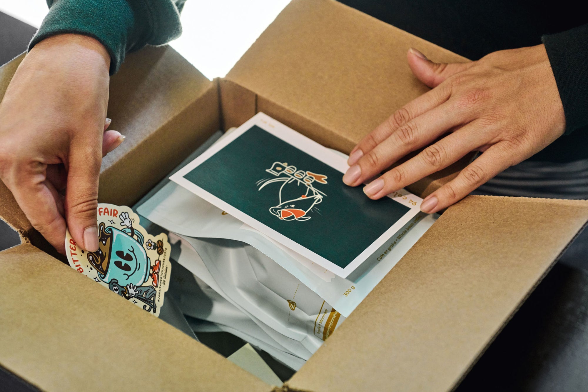 Sac de cafés pour un abonnement café mise en boîtes avec un collant. 