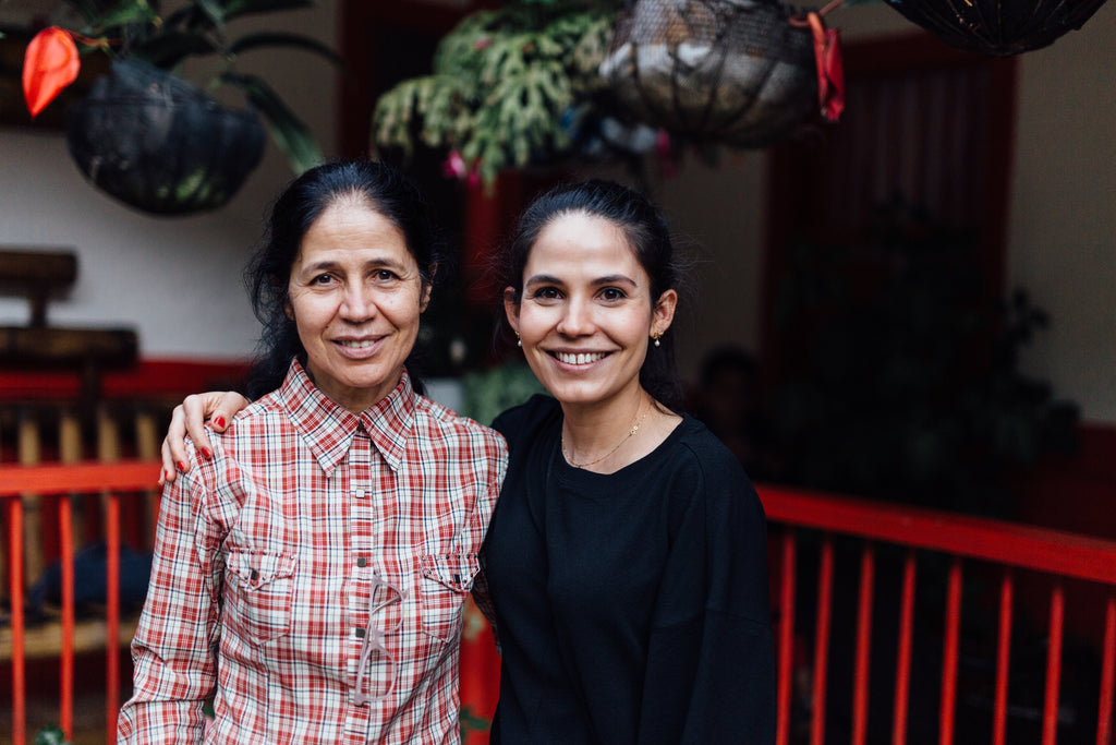 Carolina Ramirez et sa mère à leur ferme en Colombie