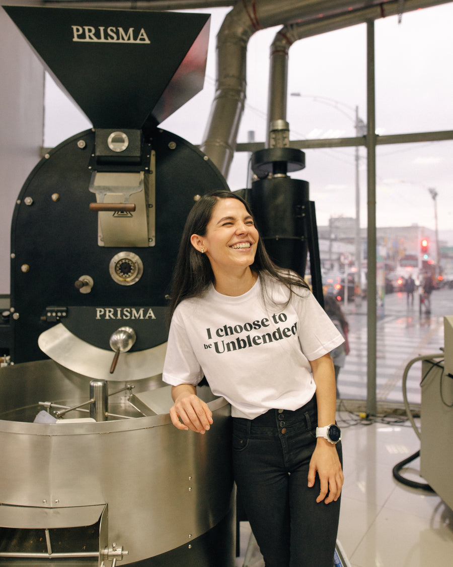 Carolina Ramirez devant un torréfacteur de café