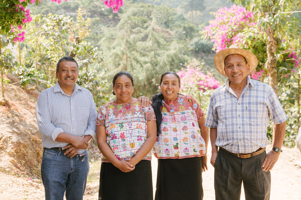 Les soeurs Mendez du Guatemala devant leur ferme de café