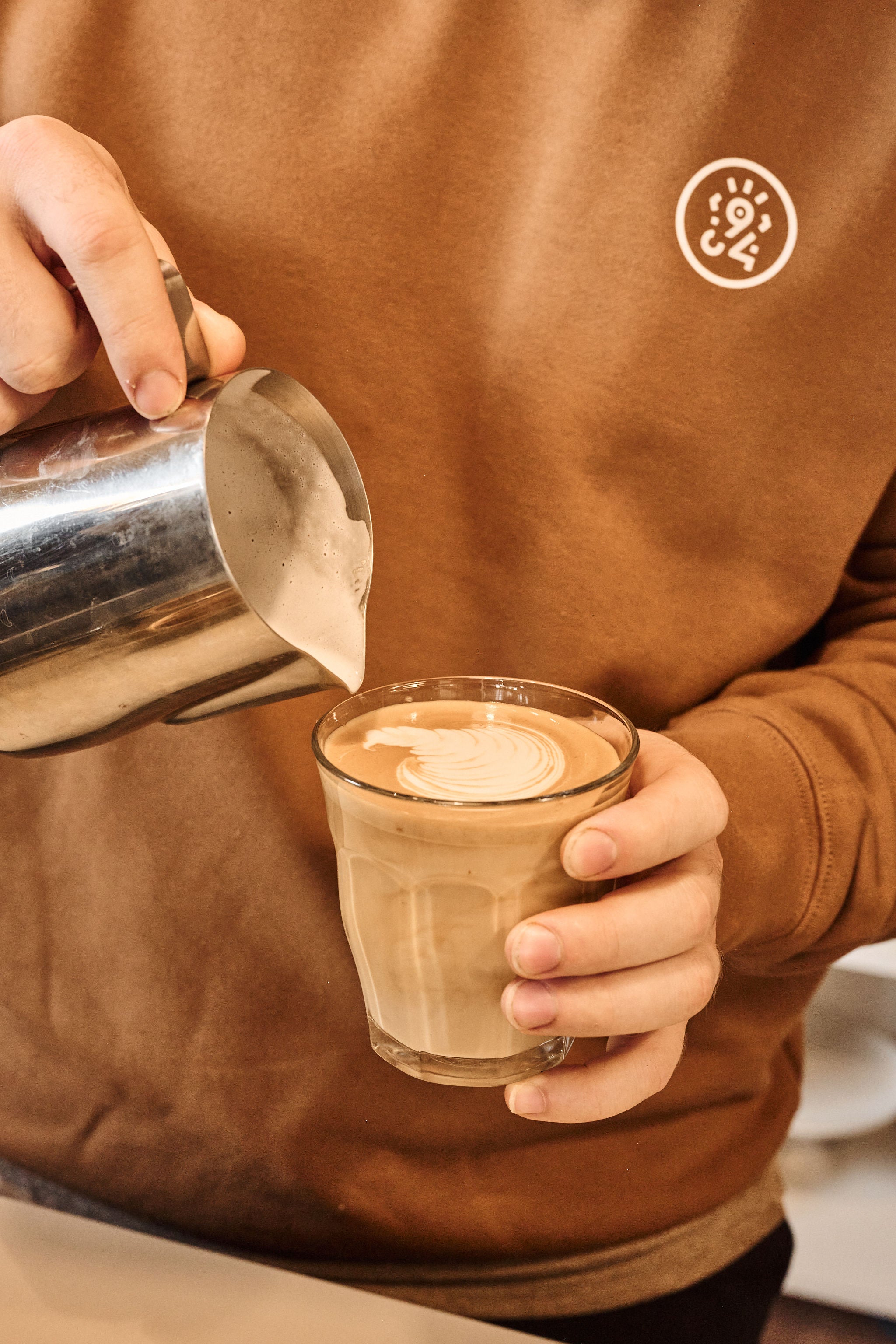 Préparation d'un latté  ou cappucino par un Barista de Montréal 