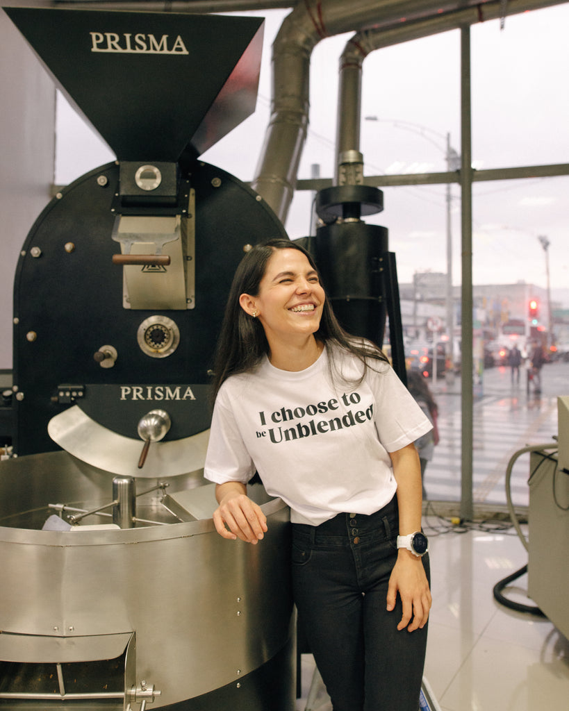 La productrice Caroline Ramiez devant un torréfacteur de café