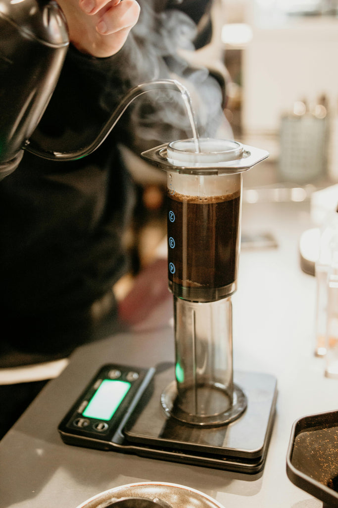 Aeropress qui est entrain d'être préparé pour le meilleur café