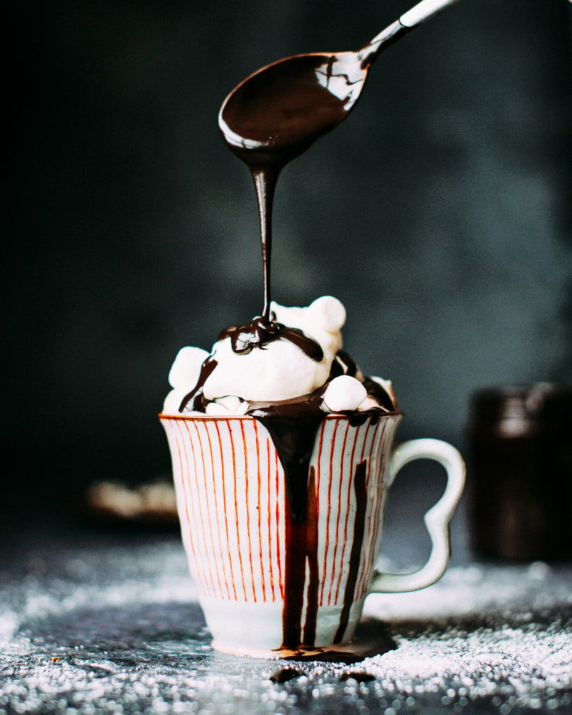 Babbycino avec du chocolat dans une tasse à café blanche et rouge