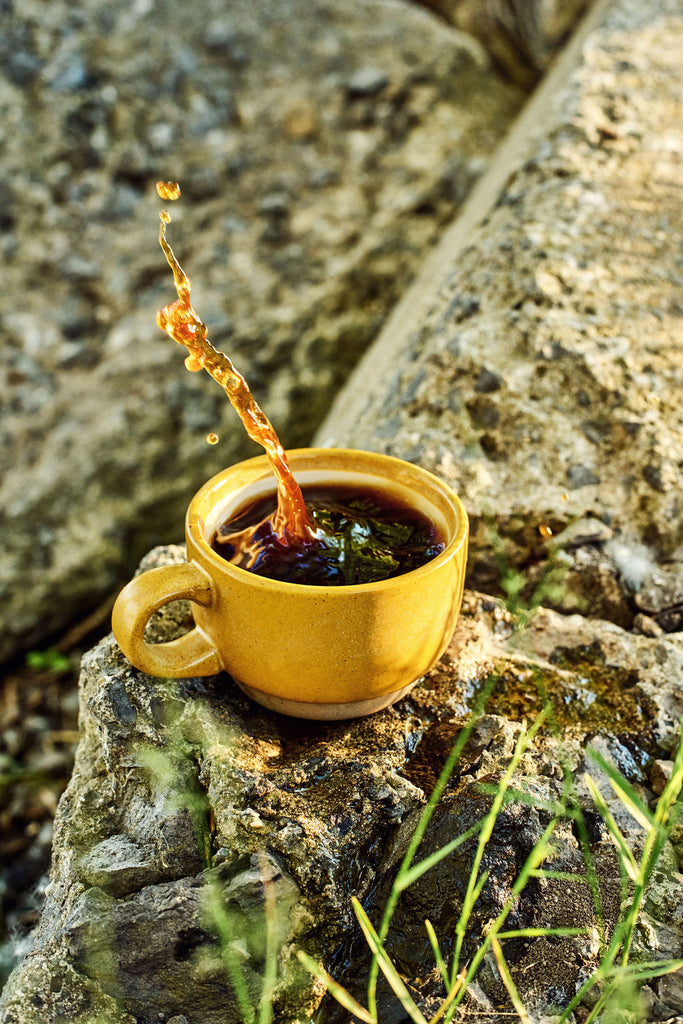 Un café arabica servi en filtre dans une tasse jaune