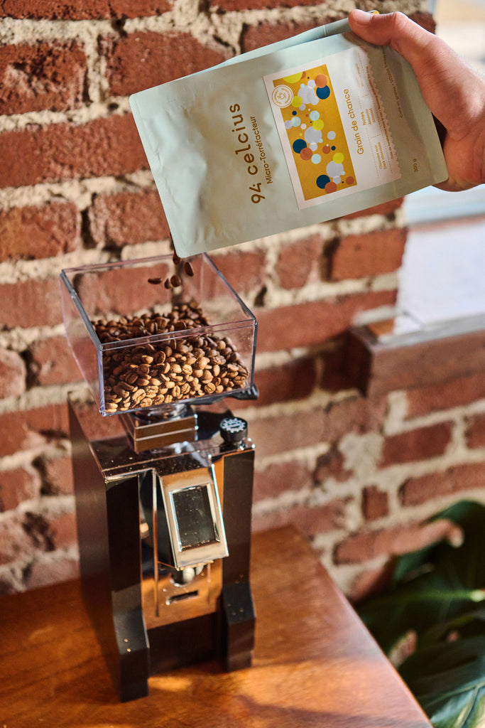 Sac de café vidé dans un moulin pour espresso