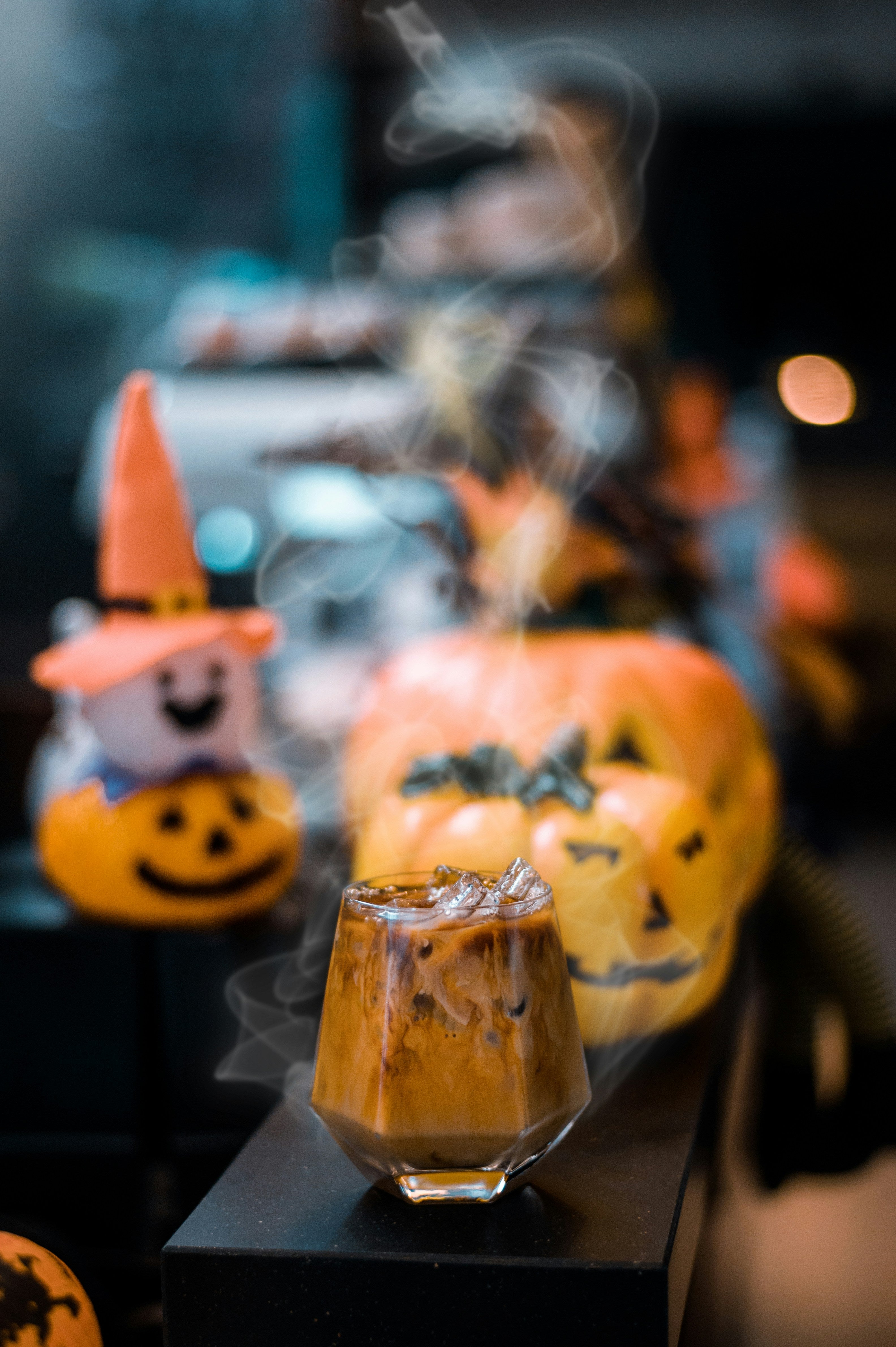Café d'halloween entouré de fumée et de citrouille