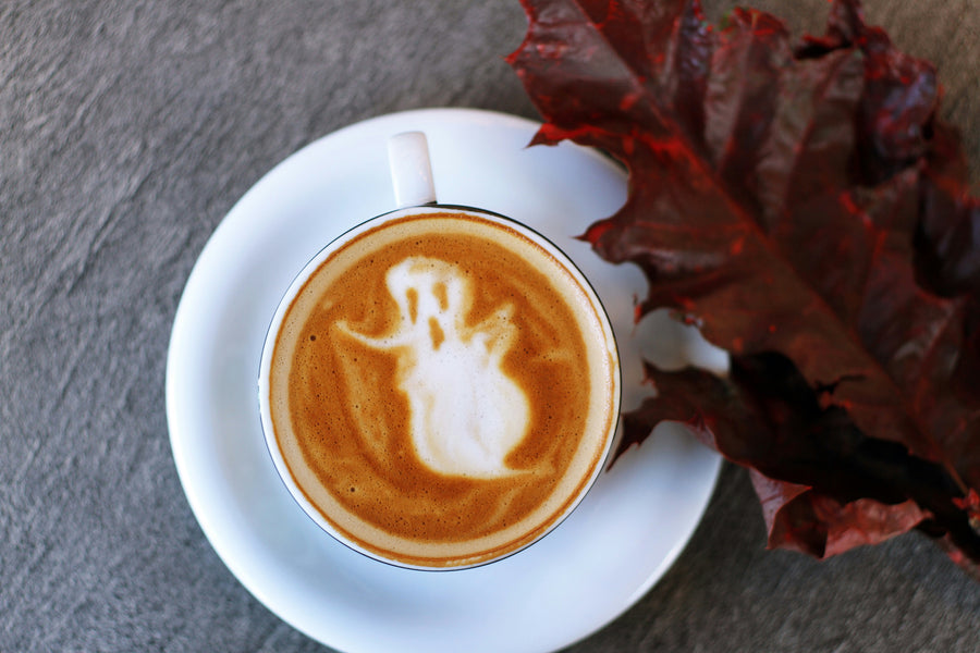 Café d'halloween avec fantôme et une feuille d'automne