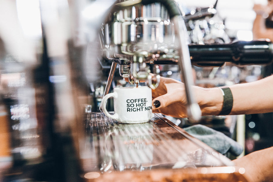 Machine espresso qui prépare le meilleur espresso par le torréfacteur de café de spécialité Montréal 94 celcius