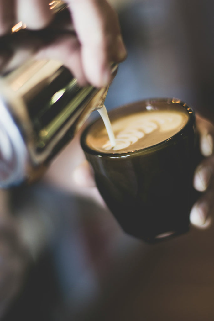 Preparation d'un Cortado avec du café de spécialité dans un verre en verre