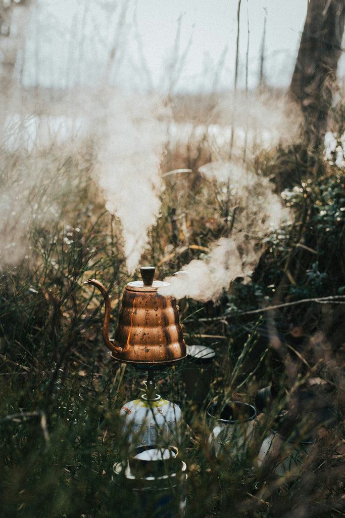 Eau qui bouille pour la préparation d'un café dans un camping