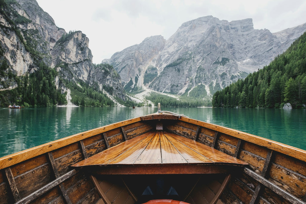 Échappez-vous, voyage avec montagne dans un bateau sur l'eau