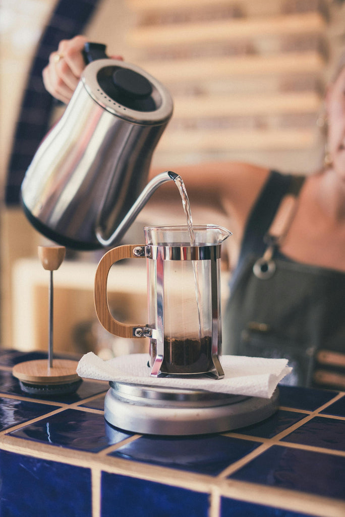 Préparation d'une presse française (Bodum) pour le meilleur café de Montréal