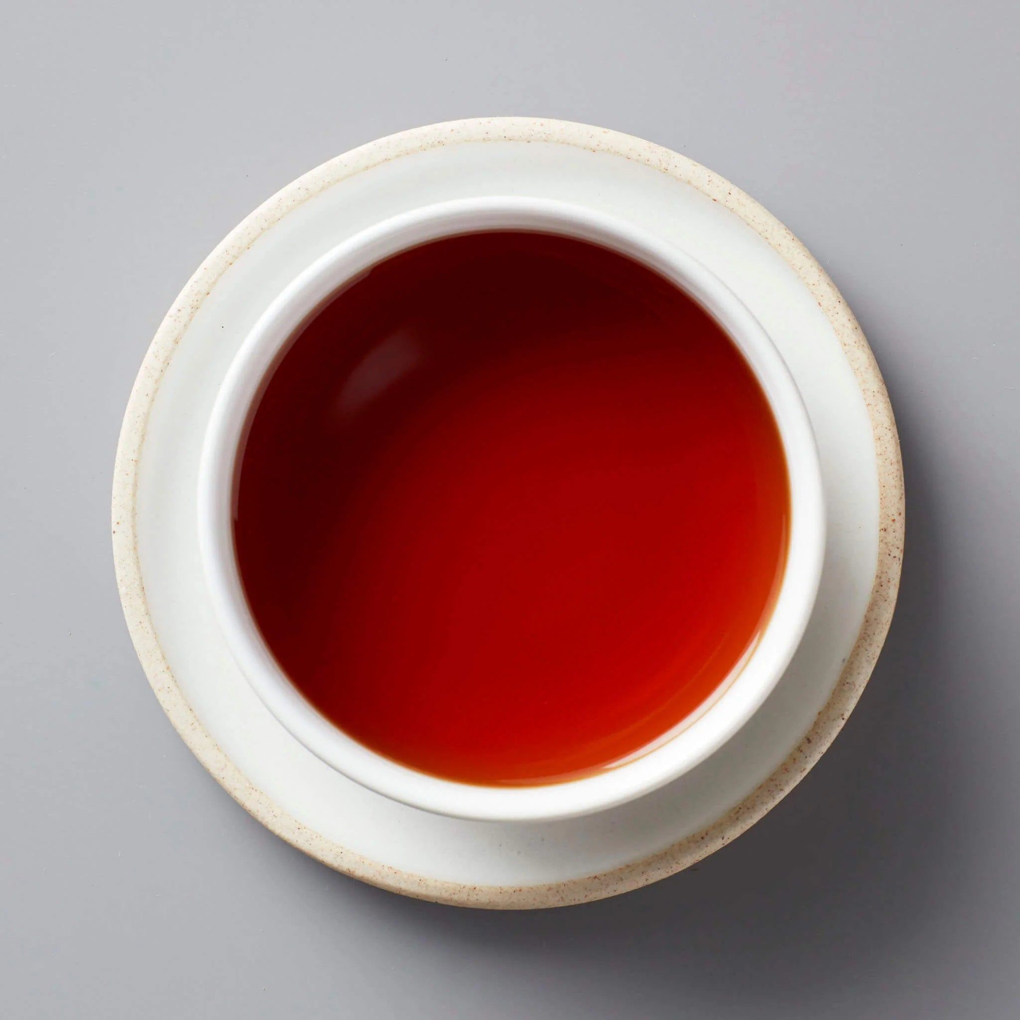 Visuel du thé noir dans une tasse à thé