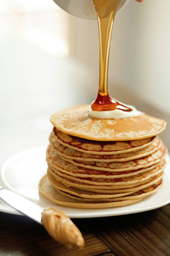 Sirop d'érable sur des crêpes