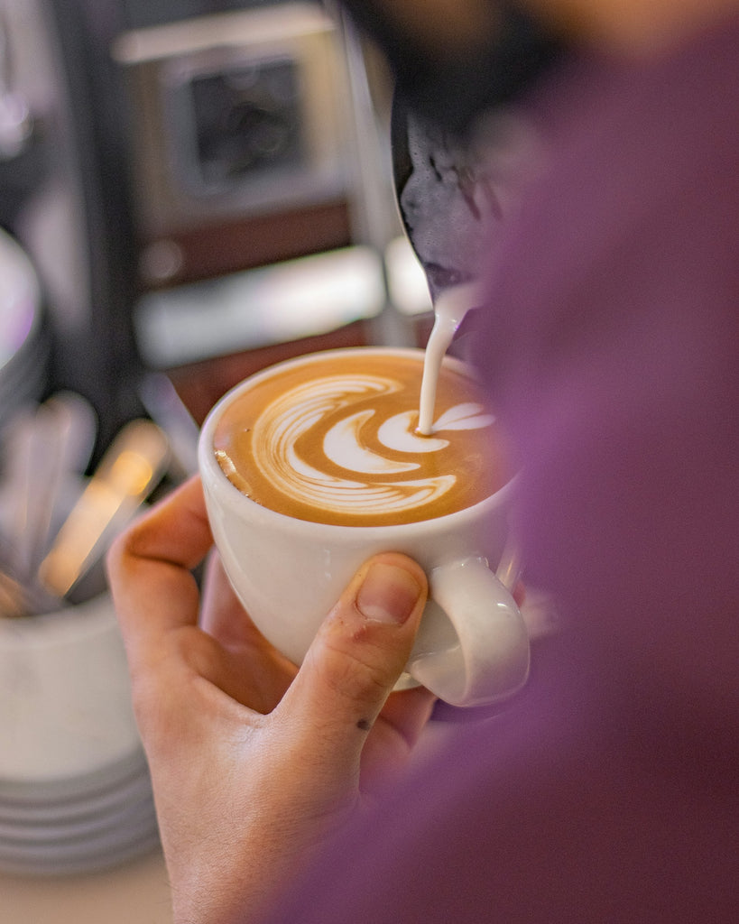 Café de spécialité en préparation pour servir un flat white