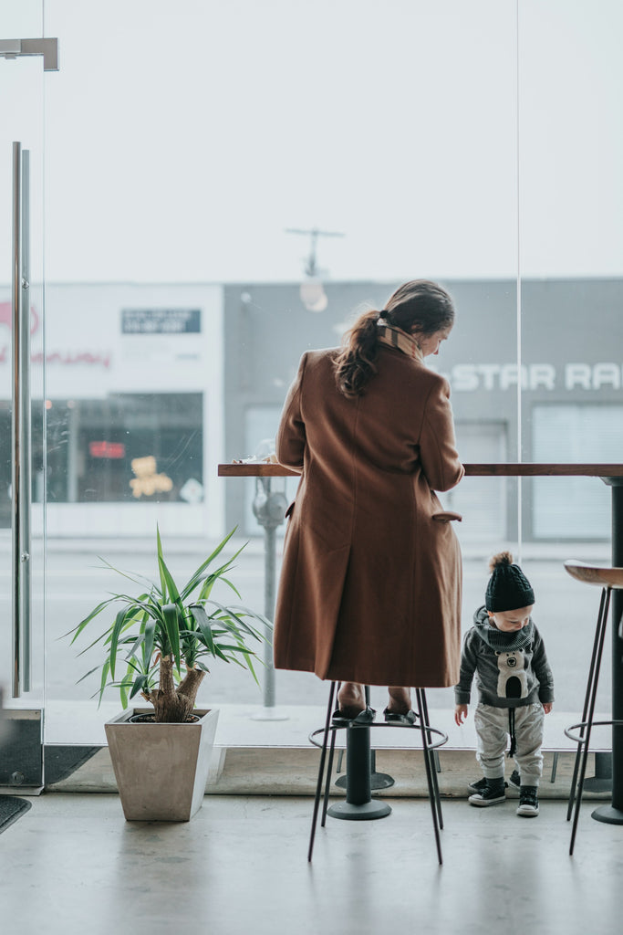 Enfant dans un café de spécialité avec un babbycino